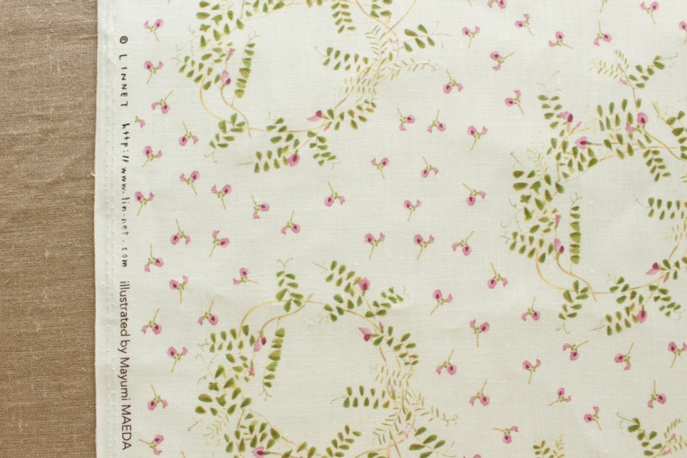 LINNET リネンプリント　カラスノエンドウ24<br />薄ベ-ジュ